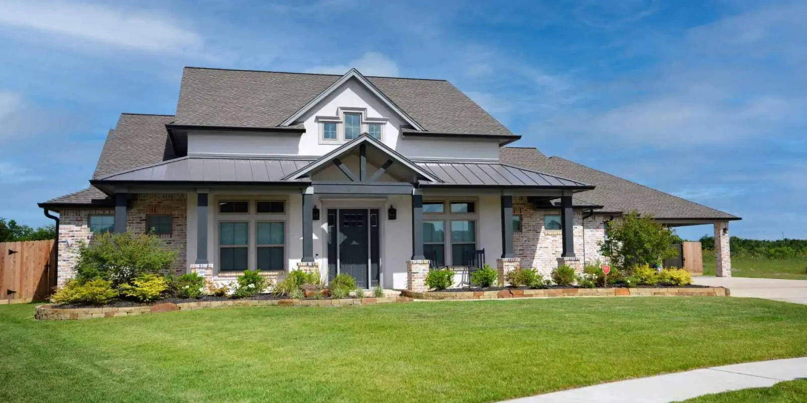 How to Choose Between Single and Double-Hung Windows in Texas