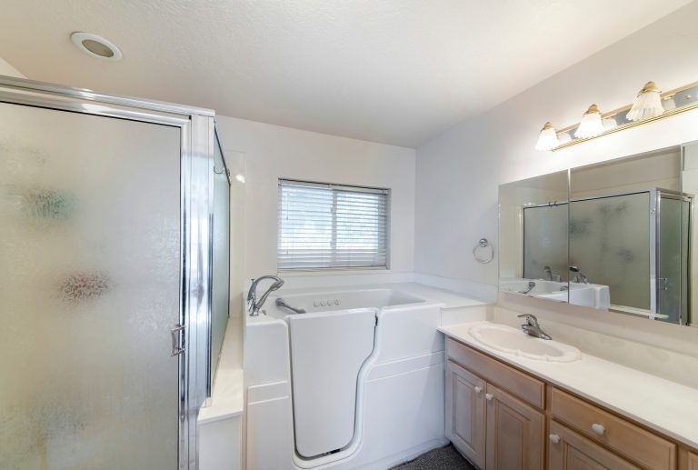 Walk-In Tubs for Aging Parents in Texas